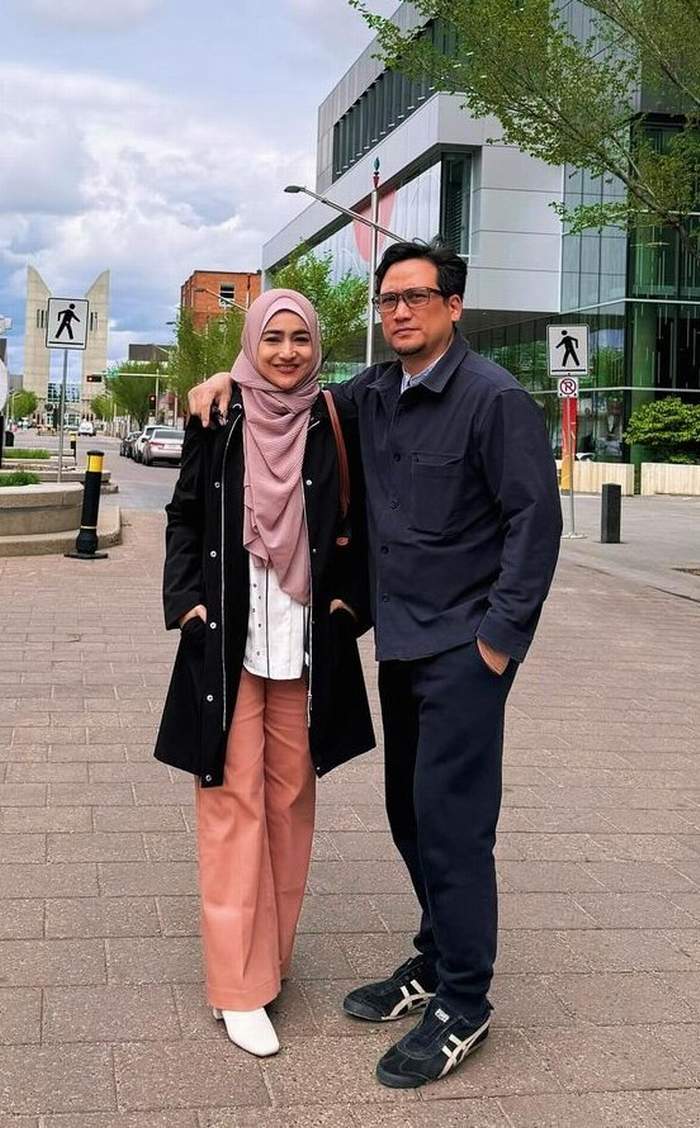 DEMI BUAH HATI : Pasangan Cindy Fatikasari dan Tengku Firmansyah kini menetap di Kanada dan rela melepas ketenarannya sebagai artis untuk mendampingi anak-anak mereka sekolah.