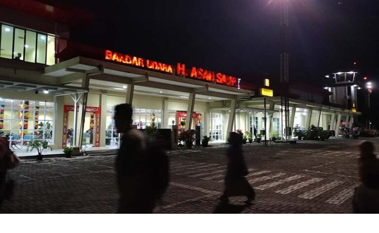 Penghentian sementara layanan penerbangan rute Surabaya dan Jakarta di Bandara Haji Asan membuat transporasi udara di Sampit kian suram. Bandara saat malam hari beberapa waktu lalu. ( Radar Sampit)