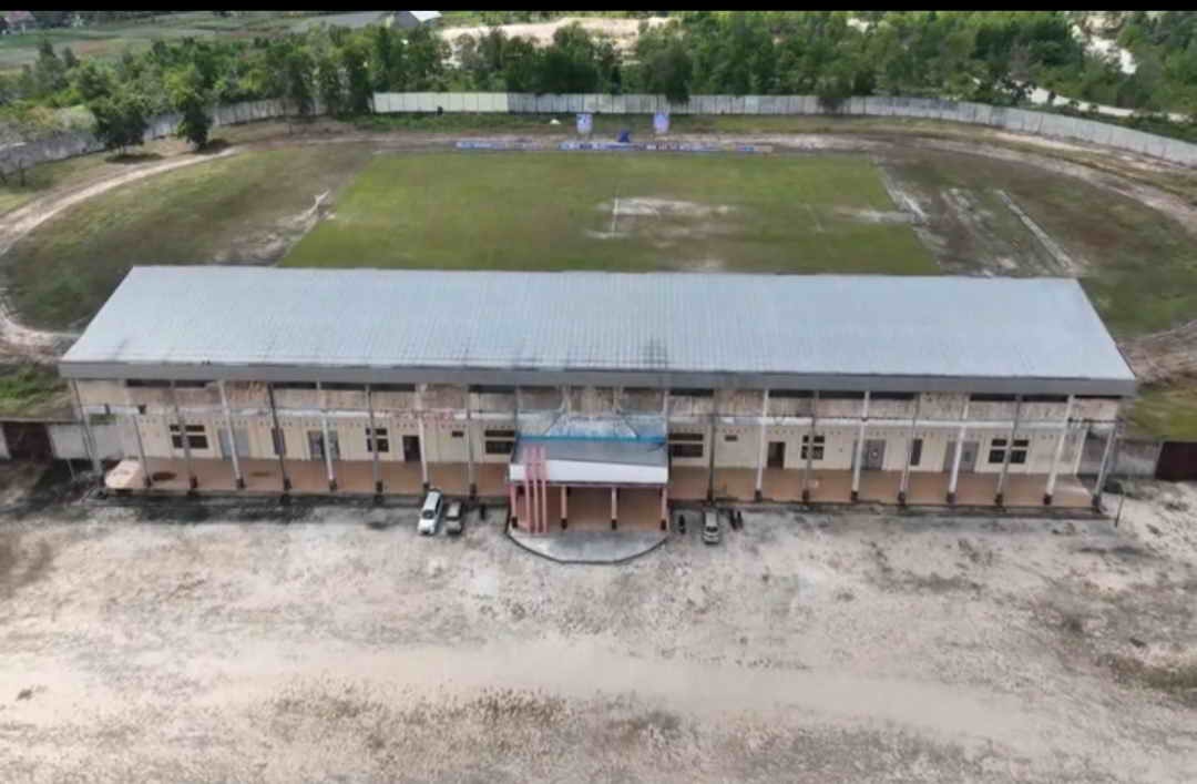 PERLU PERAWATAN: Kondisi Stadion Sepak Bola Sport Center Jalan Samari, Pangkalan Bun, saat ini.