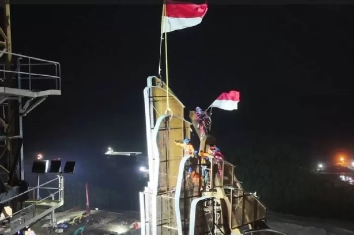 Pemasangan bilah terakhir dan tertinggi (topping off) di Sayap Barat Selubung Garuda telah dituntaskan. (Kementerian PUPR/Antara)