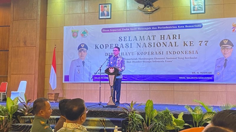 Wali Kota Samarinda, Andi Harun, memberi sambutan pada puncak peringatan Hari Koperasi Nasional (Harkopnas), Kamis, 18 Juli 2024.