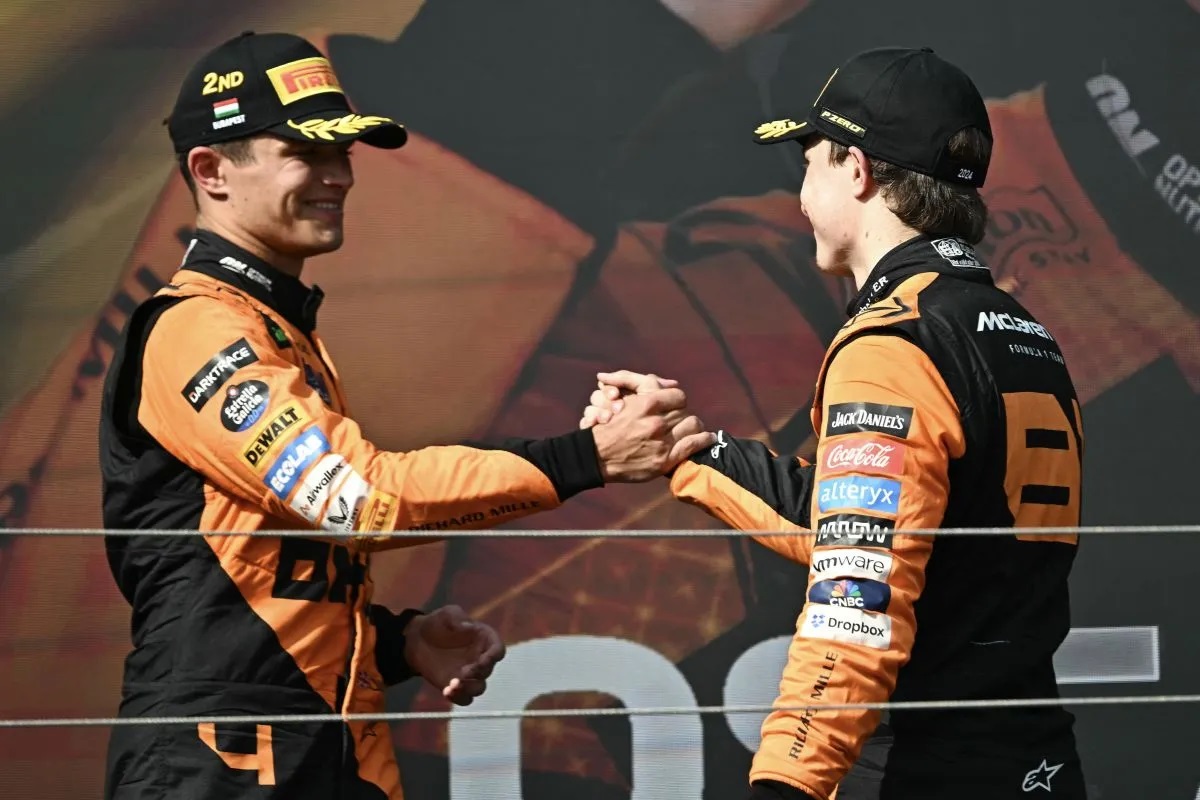 Pembalap McLaren Australia Oscar Piastri (kanan) diberi ucapan selamat oleh pembalap McLaren asal Inggris Lando Norris di podium usai Grand Prix Formula Satu Hongaria di trek balap Hungaroring di Mogy