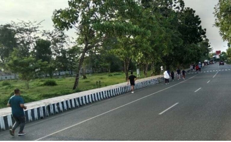 NYAMAN: Kawasan Jalan Tambun Bungai di tengah Kota Kuala Kapuas, yang dipenuhi aktivitas warga berolahraga pada sore hari, baru-baru tadi. (Sabrianoor/Radar Sampit)