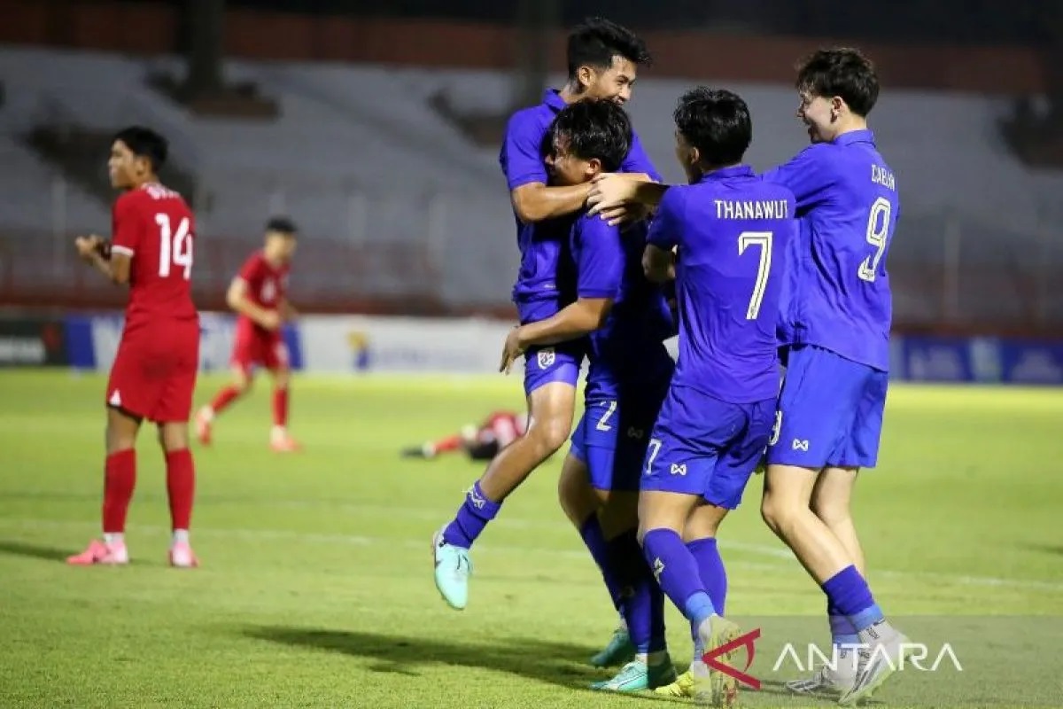 Pemain Timnas Thailand U-19 Pikanet Laohawiwat (ketiga kanan) melakukan selebrasi.