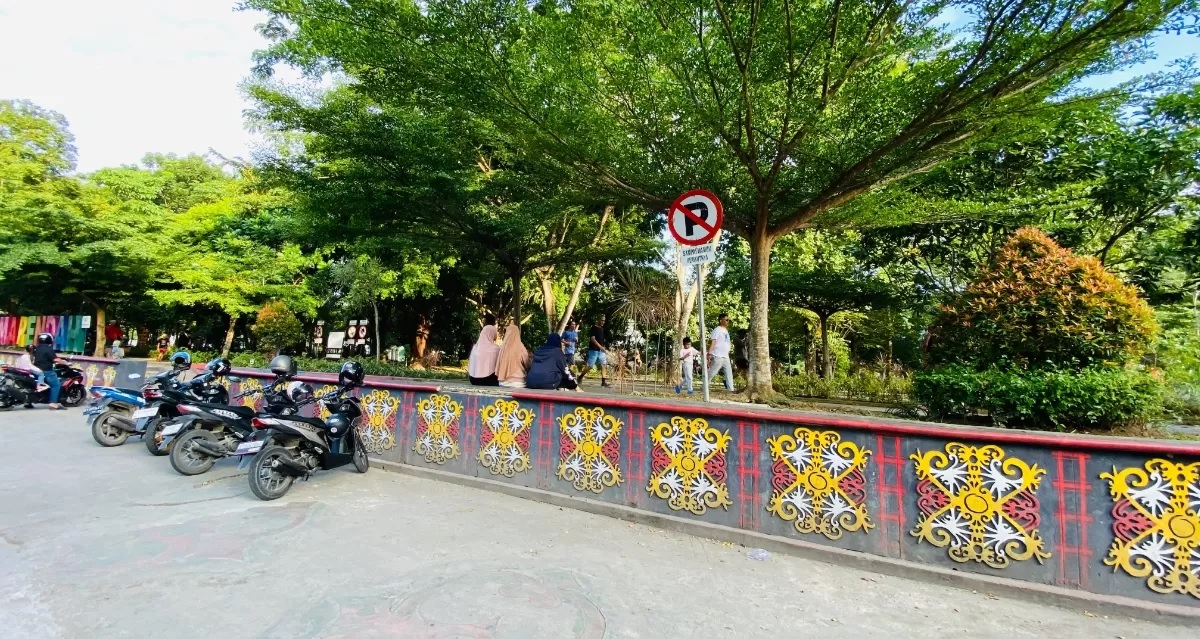 BAKAL DITERTIBKAN : Area parkir Taman Samarendah akan ditertibkan 1 Agustus mendatang. Area parkir dialihkan ke kompleks Museum Kota Samarinda, Minggu (21/8). (RAMA SIHOTANG/KP)