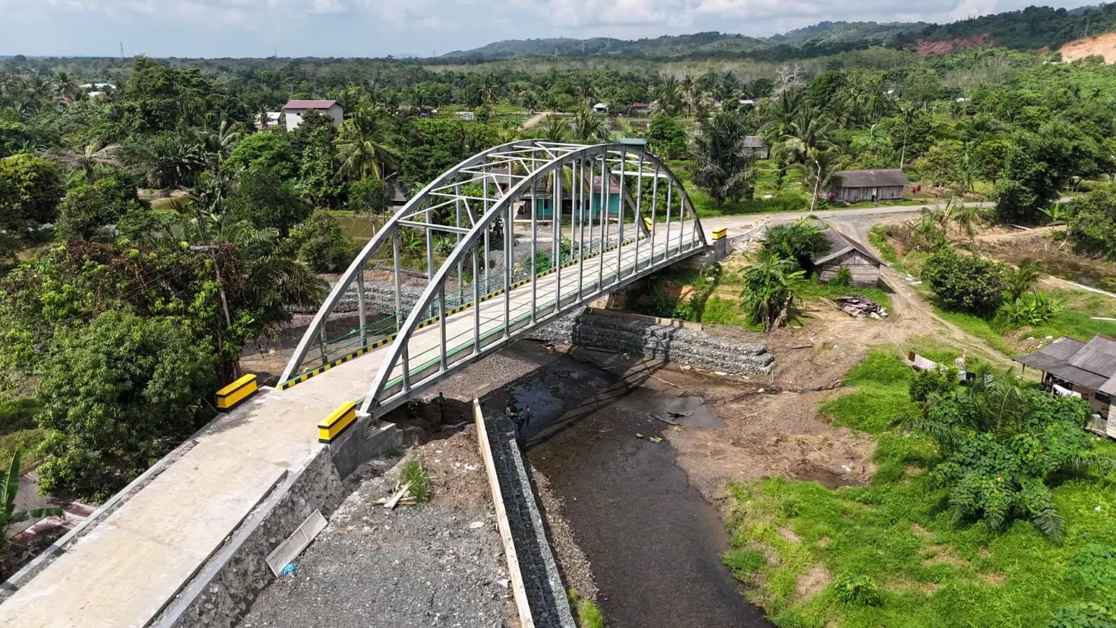 IKON BARU: Jembatan lengkung di Desa Sungai Dua, Simpang Empat, Tanah Bumbu, hampir rampung. Jembatan ini mulai dibangun pada 1 Desember 2023. (Dinas PUPR Tanbu untuk Radar Banjarmasin)