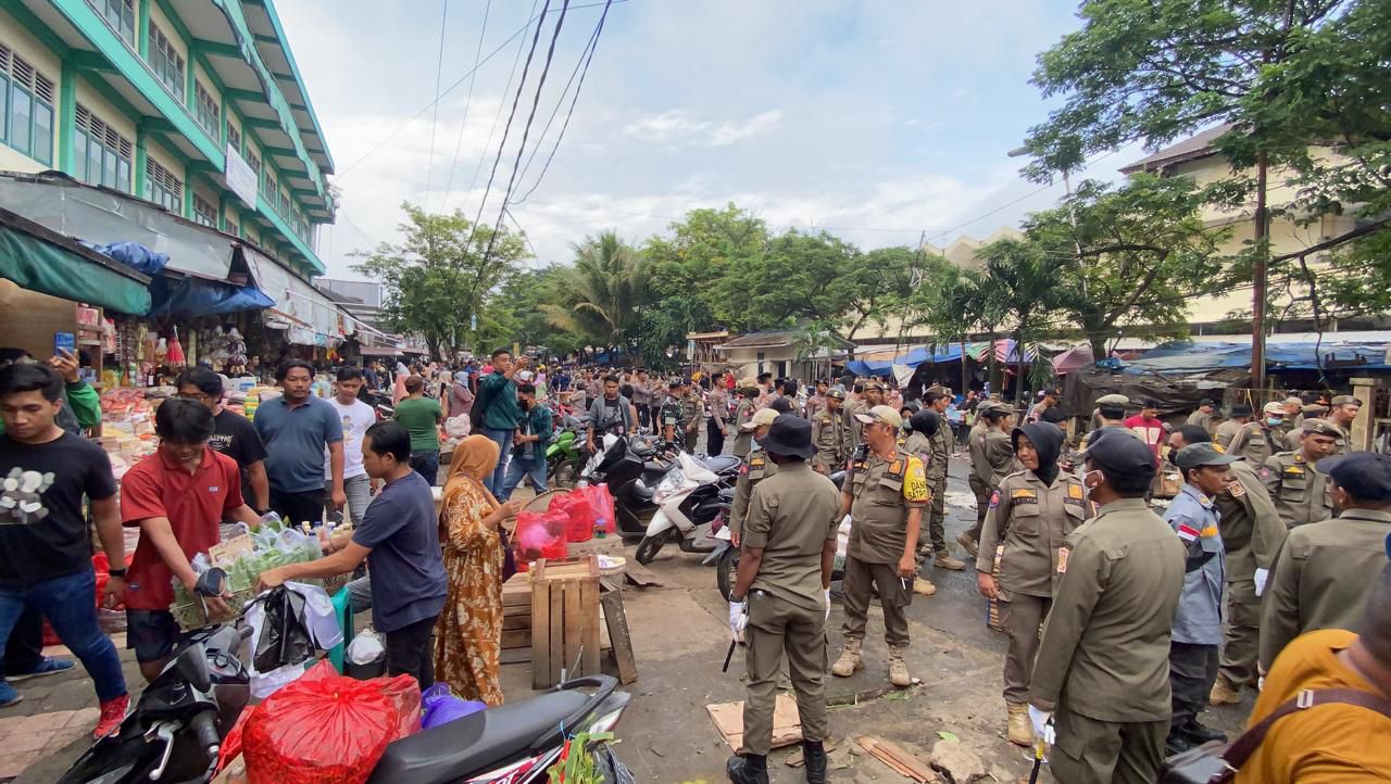 Suasana Pasar Pandansari, Selasa (23/7/2024) pagi. Ratusan personel gabungan mulai menertibkan PKL yang berada di luar bangunan utama Pasar Pandansari.