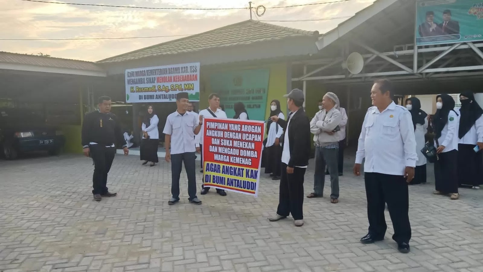 AKSI DAMAI:Sejumlah pegawai Kemenag HSS melakukan demo menolak kepemimpinan Kepala Kemenag HSS yang dinilai arogan, Senin (22/7/2024).(foto:GWA)