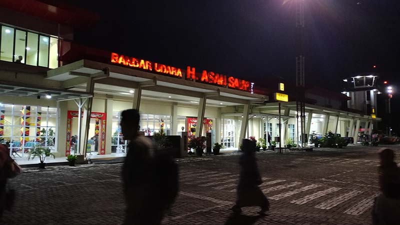 Penghentian sementara layanan penerbangan rute Surabaya dan Jakarta di Bandara Haji Asan membuat transporasi udara di Sampit kian suram. Bandara saat malam hari beberapa waktu lalu. ( Radar Sampit)