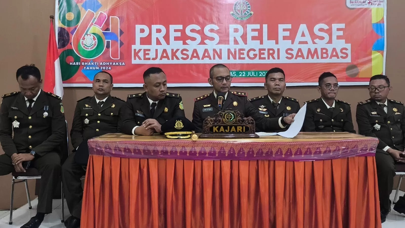 KINERJA : Penyampaian informasi kinerja Kejaksaan Negeri Sambas periode 1 Januari hingga 22 Juli 2024, di aula Kejari Sambas, Senin (22/7). (ISTIMEWA)