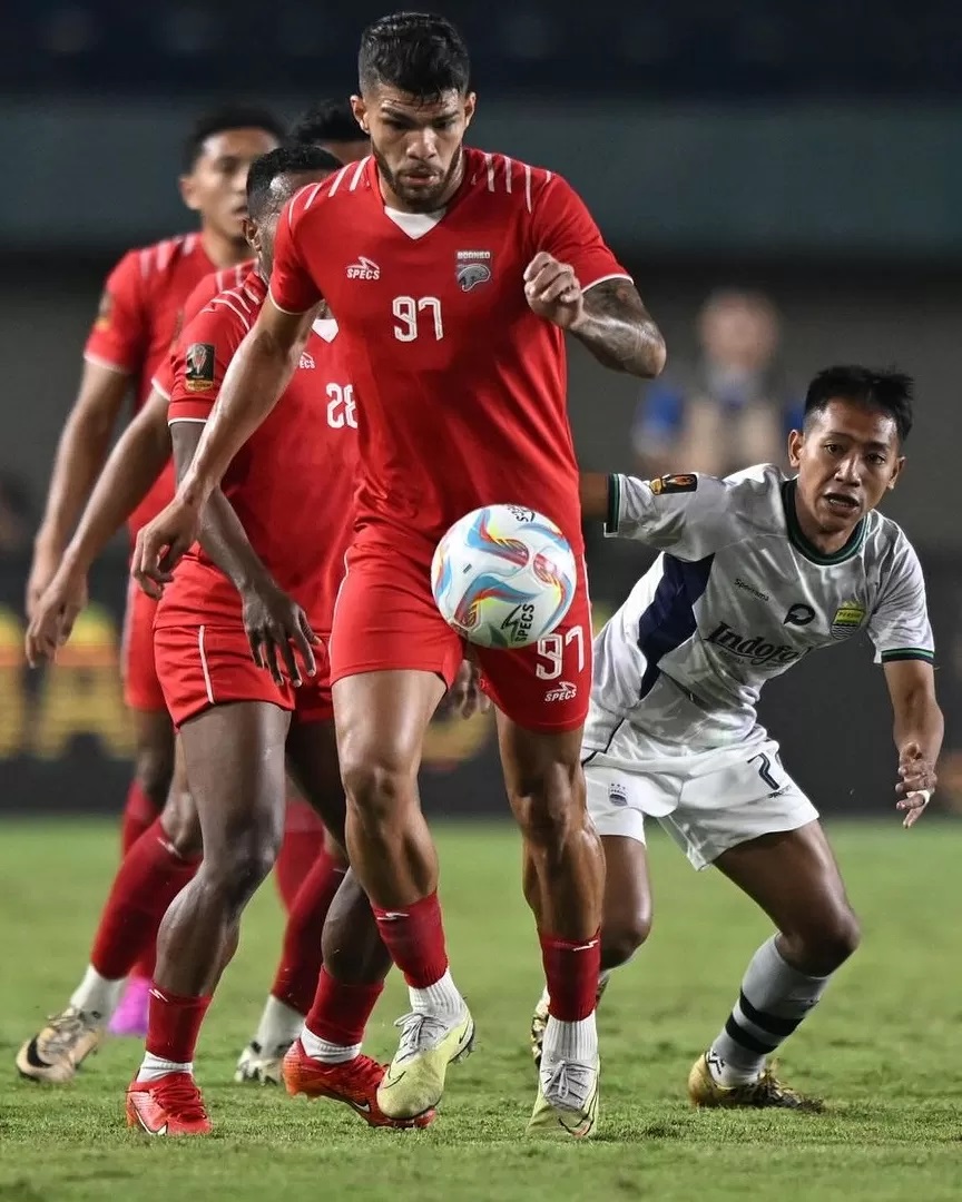 JADI PEMBEDA: Berguinho berhasil mencetak gol perdananya untuk Borneo FC saat mengalahkan Persib Bandung. (FOTO: IST)