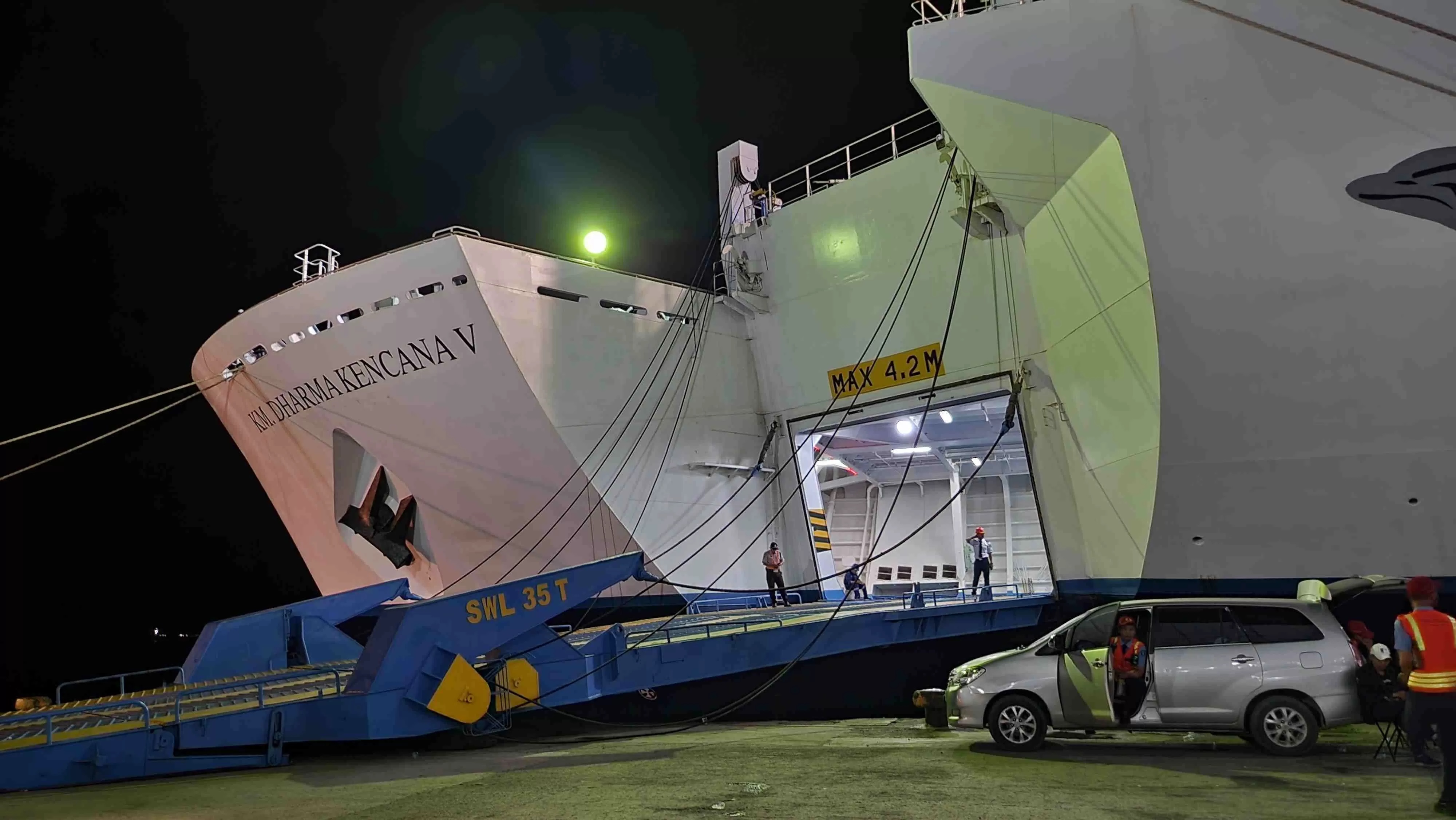 KM Dharma Kencana V siap berlayar ke Sulawesi. (Foto: Ulil)