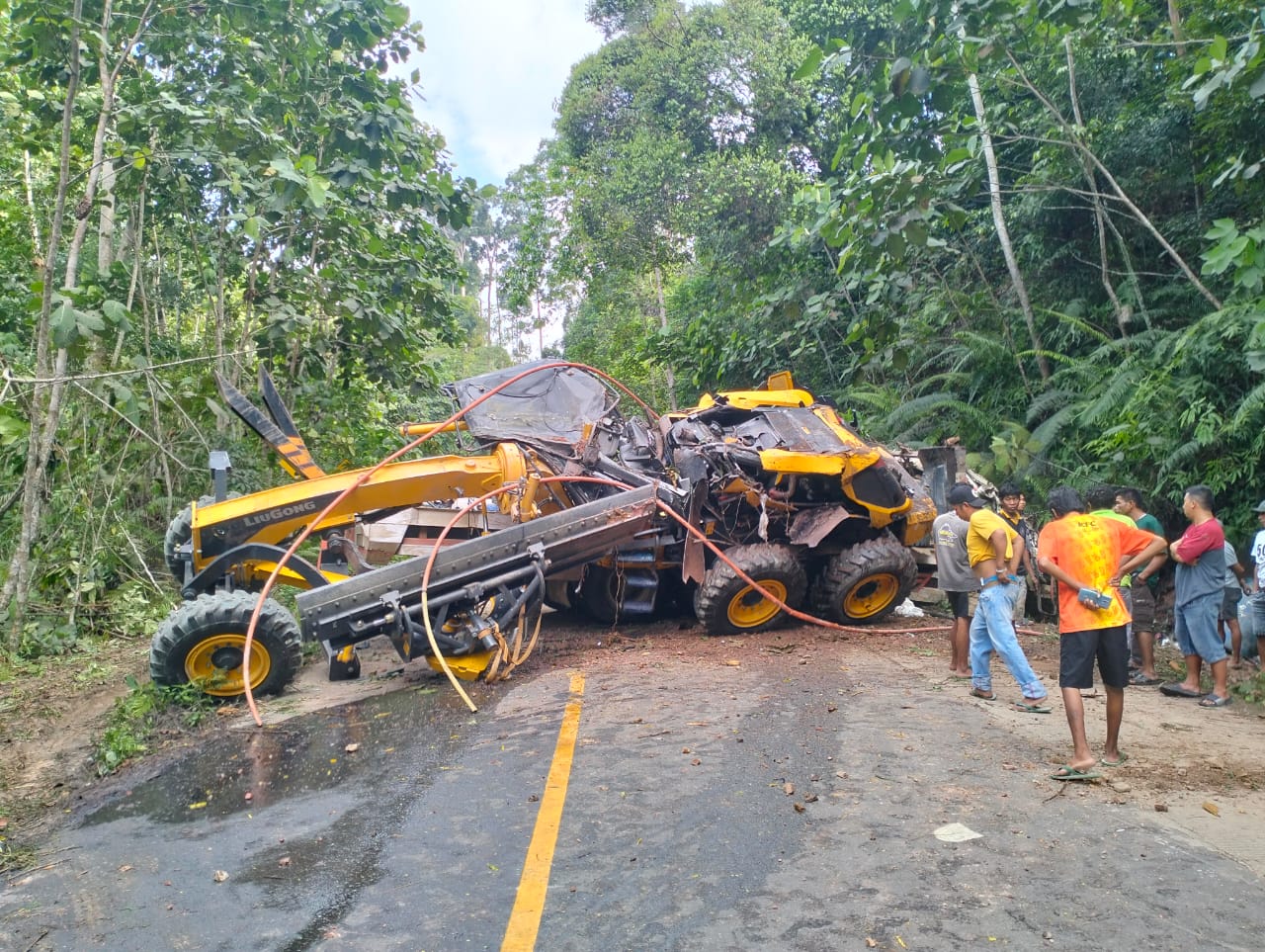 TERGELINCIR: Polisi dan tim gabungan melakukan evakuasi kendaraan 10 roda yang membawa alat berat, Minggu (21/7/2024).
