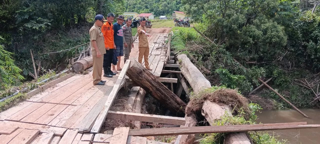 Jembatan rusak akibat banjir di Krayan Selatan.