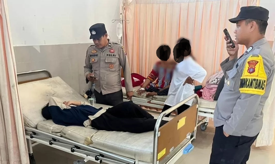BUTUH PENDAMPINGAN: Wd (17) remaja putri yang diduga sedang galau dibawa ke Puskesmas Long Kali untuk diperiksa kesehatannya setelah ditemukan tidur dipinggir jalan.(FOTO:ISTIMEWA)
