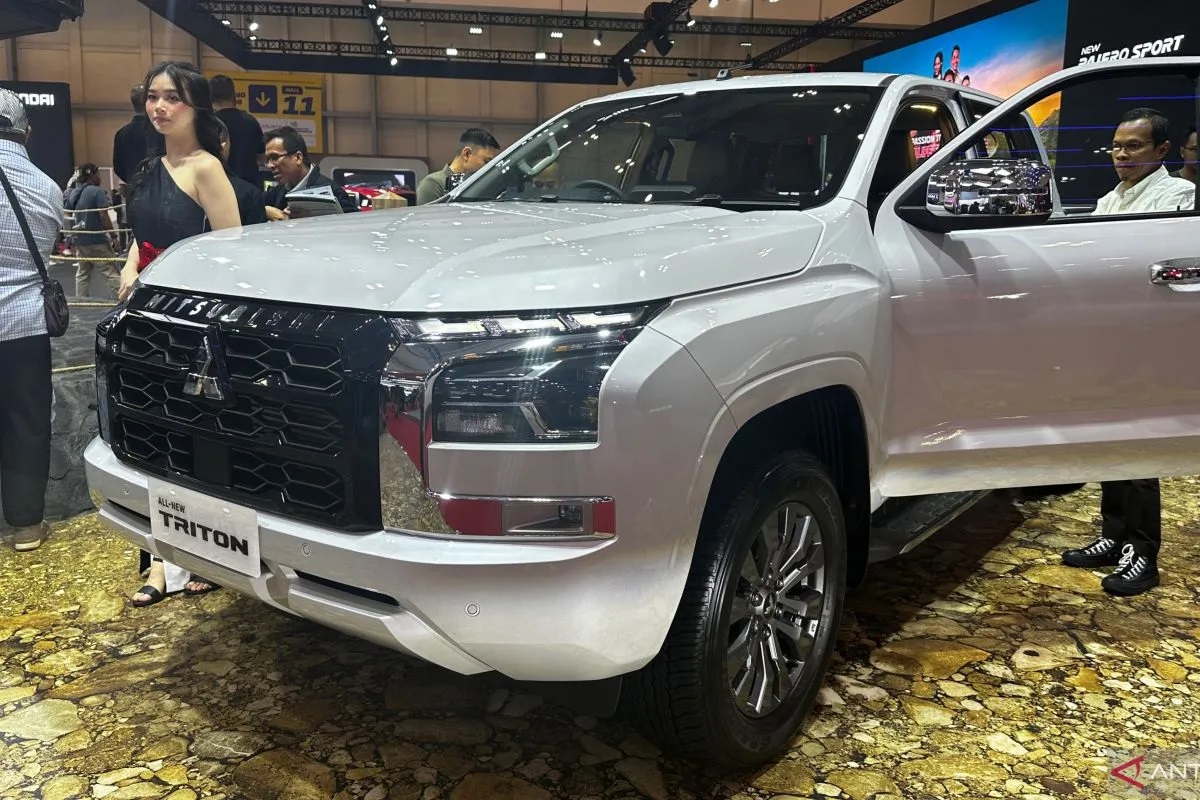 Mitsubishi All New Triton dipamerkan pada pameran otomotif GAIKINDO Indonesia International Auto Show (GIIAS) 2024 di ICE BSD, Tangerang, Banten, Kamis (18/7/2024). (ANTARA/Pamela Sakina)