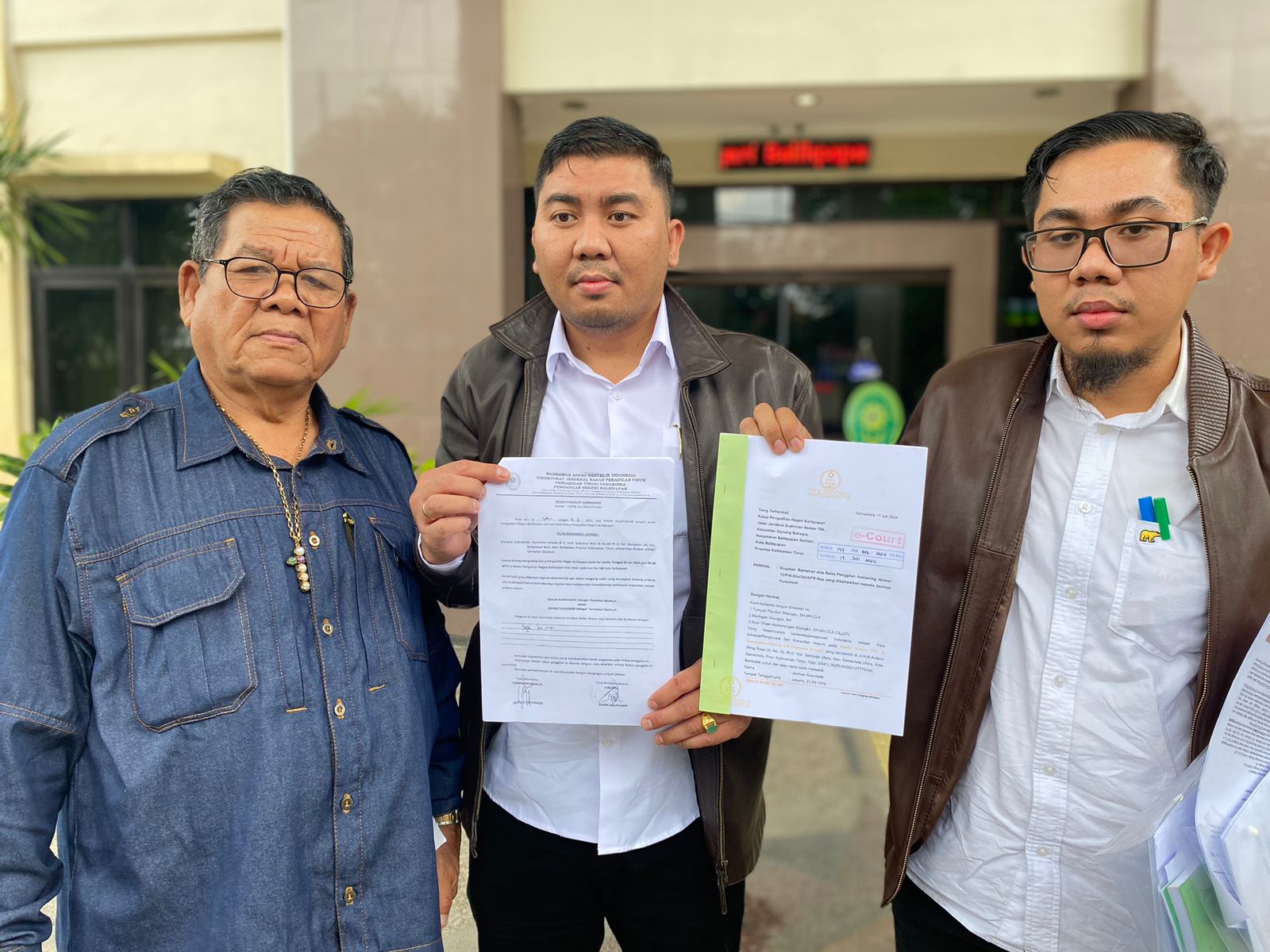 Kuasa hukum Jovinus, menunjukkan surat gugatan bantahan di PN Balikpapan, Senin (22/7/2024) kemarin. (Foto : Erik Alfian/Prokal.co)