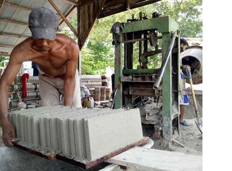 PERLU PASIR: Pekerja pembuatan batako di Kotawaringin Barat kesulitan mendapatkan bahan baku.