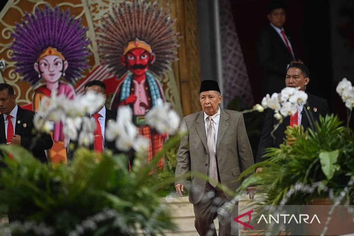 Mantan Wakil Presiden Hamzah Haz meninggalkan lokasi Sidang Tahunan MPR dan Sidang Bersama DPR - DPD Tahun 2023 di Gedung Nusantara, Kompleks Parlemen, Senayan, Jakarta, Rabu (16/8/2023). ANTARA FOTO/