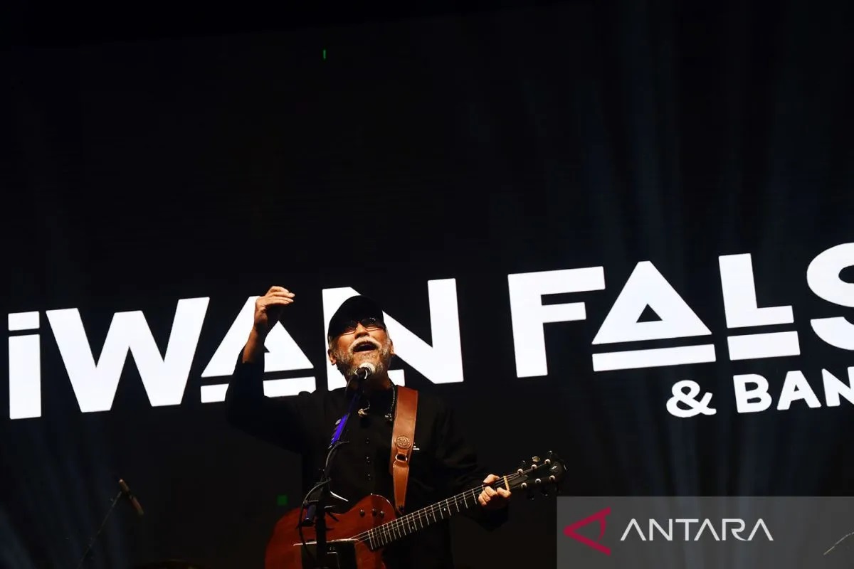Iwan Fals tampil pada konser dalam rangka Hari Jadi ke-455 Kabupaten Madiun di Alun-alun Caruban, Kabupaten Madiun, Jawa Timur, Sabtu (15/7/2023).
