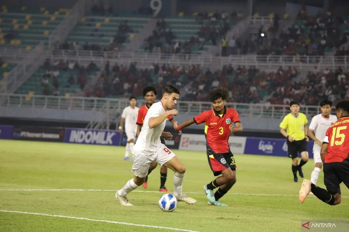 Pesepak bola Timnas Indonesia U-19 Jens Raven (kostum putih).