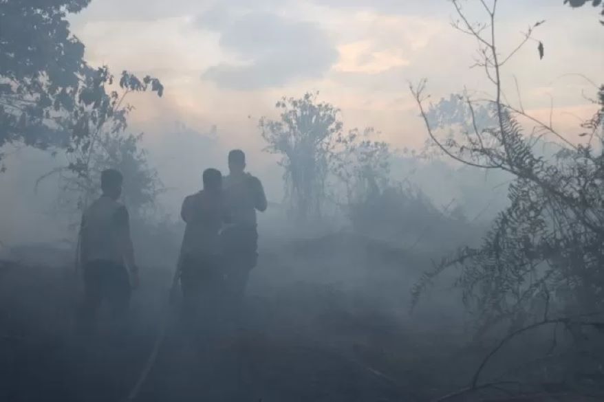 KARHUTLA : Para Personel Polres Kubu Raya bersama sejumlah pihak terkait lainnya memadamkan titik api di sejumlah titik yang tersebar di hampir semua Kecamatan di Kubu Raya.