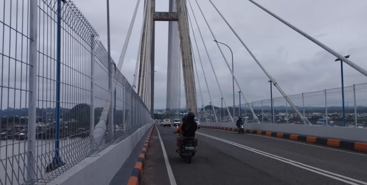 TERUS DIGARAP: Peningkatan jalan di Jembatan Achmad Amins terus dikerjakan demi memberi kenyamanan bagi kendaraan yang melintas. (FOTO: DENNY SAPUTRA/KP)