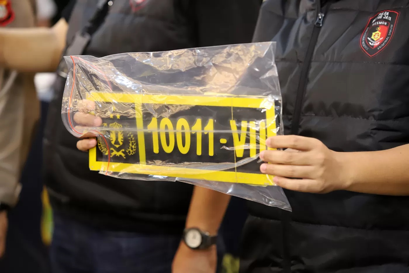 Ilustrasi pelat mobil dinas polisi yang palsu. (DERY RIDWANSAH)