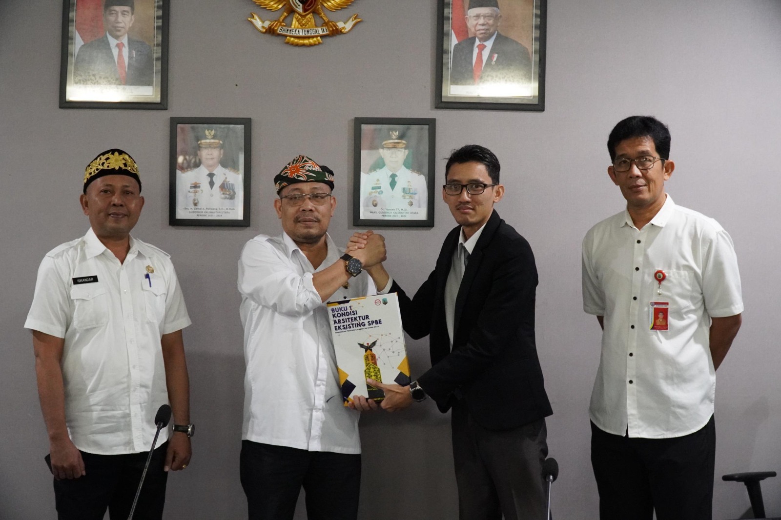 PENINGKATAN KUALITAS : Asisten Bidang Administrasi Umum Setprov Kaltara, Pollymart Sijabat, SKM, M.AP membuka Sosialisasi Arsitektur dan Peta Rencana Sistem Pemerintahan Berbasis Eletronik (SPBE).