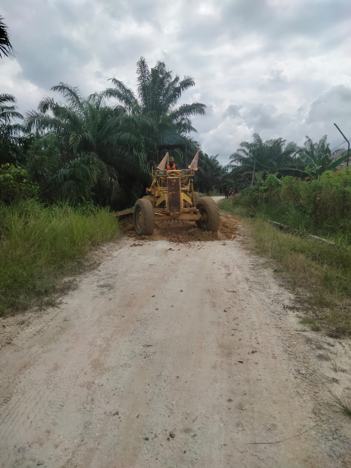 PEDULI: Perbaikan jalan oleh PT WKP di Desa Bangun Mulya, Kecamatan Waru, PPU, pada Kamis (18/7/2024).