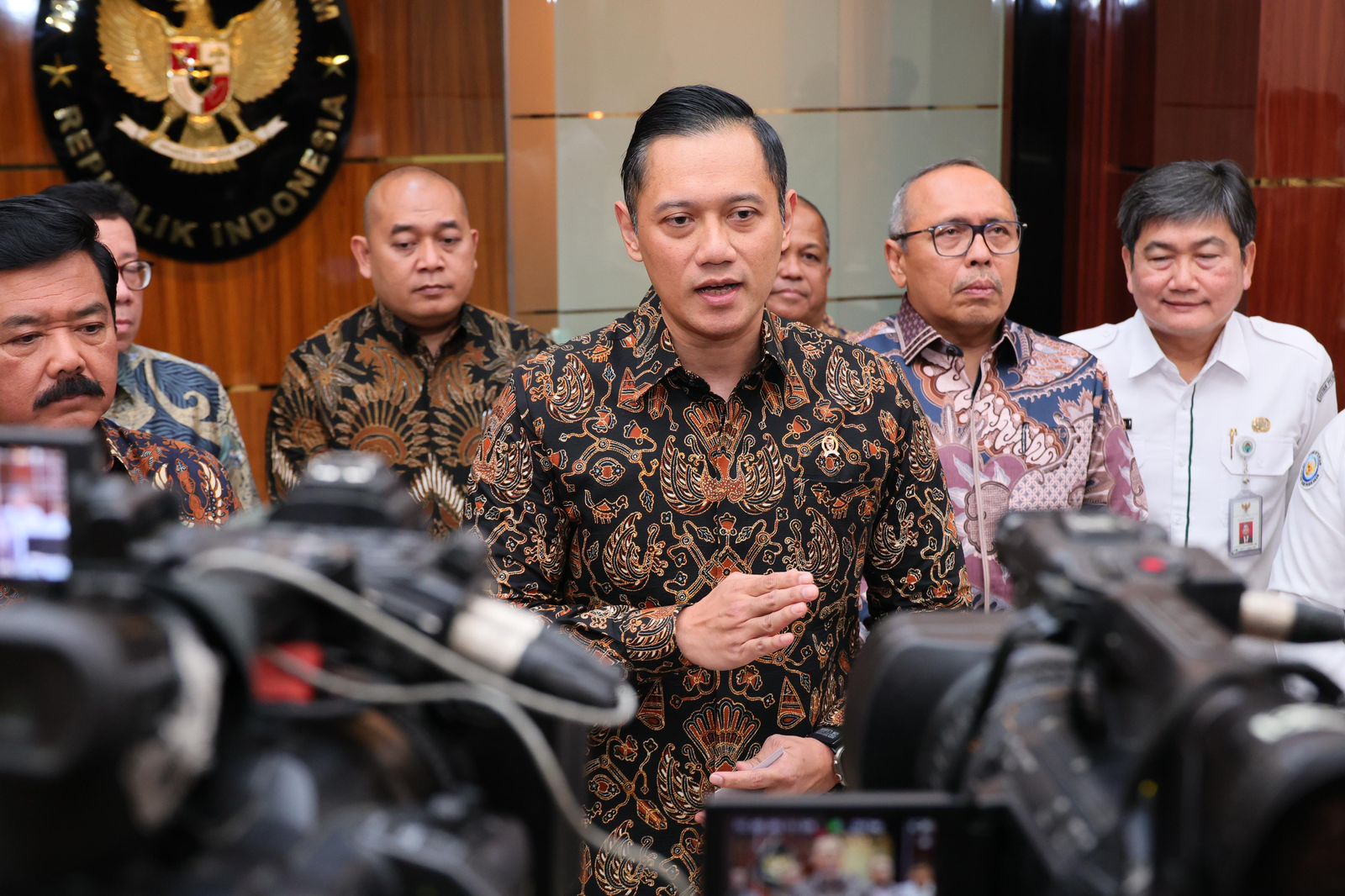 Menteri AHY saat menjawab pertanyaan wartawan di Jakarta, Selasa (24/7/2024). Kementerian ATR/BPN berkomitmen mempercepat pendaftaran 3,2 juta ha tanah ulayat.&nbsp;(Foto : Dokumentasi Kementerian ATR/BPN)
