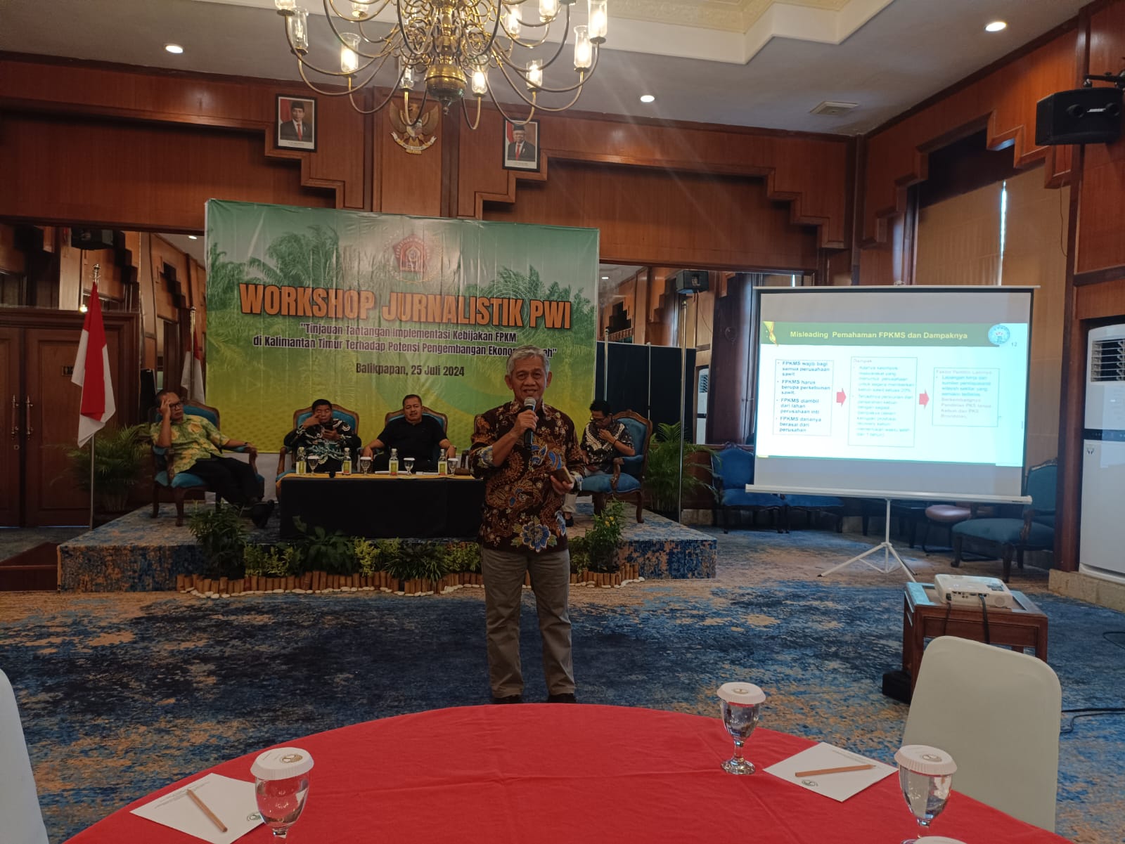 PANDU/KP  SEPUTAR SAWIT: Direktur Eksekutif Gapki Mukti Sardjono memberikan pemaparan terkait industri kelapa sawit dalam Workshop Jurnalistik PWI di Hotel Grand Senyiur, Kamis (25/7/2024).