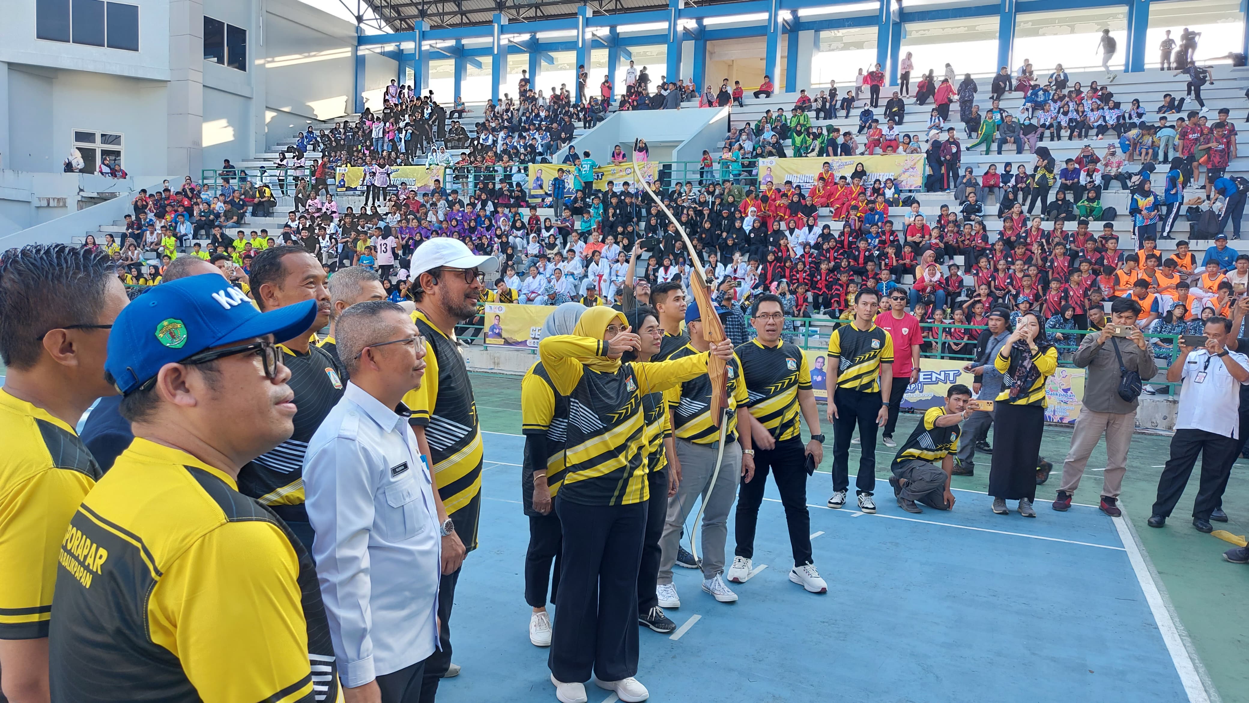 WADAH PEMBINAAN: Balikpapan Multievent Olahraga Pelajar 2024 Tahap I resmi dibuka di Balikpapan Tennis Stadium, Rabu (24/7). Event diikuti oleh 2.000 atlet pelajar SD dan SMP se-Balikpapan.