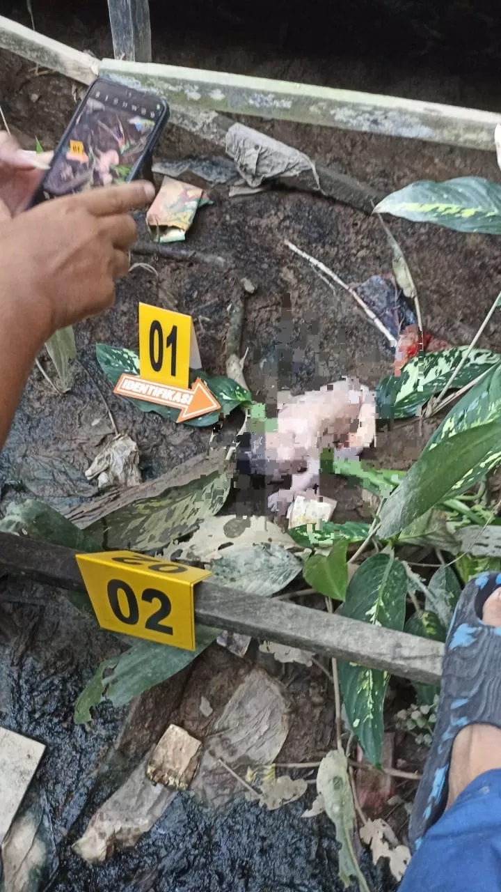 TEGA:Sesosok jasad bayi perempuan ditemukan di Gang Keramat, Jalan AKT Dalam, Banjarmasin Utara, Rabu (24/7/2024) pagi.(foto:Maulana/Radar Banjarmasin)