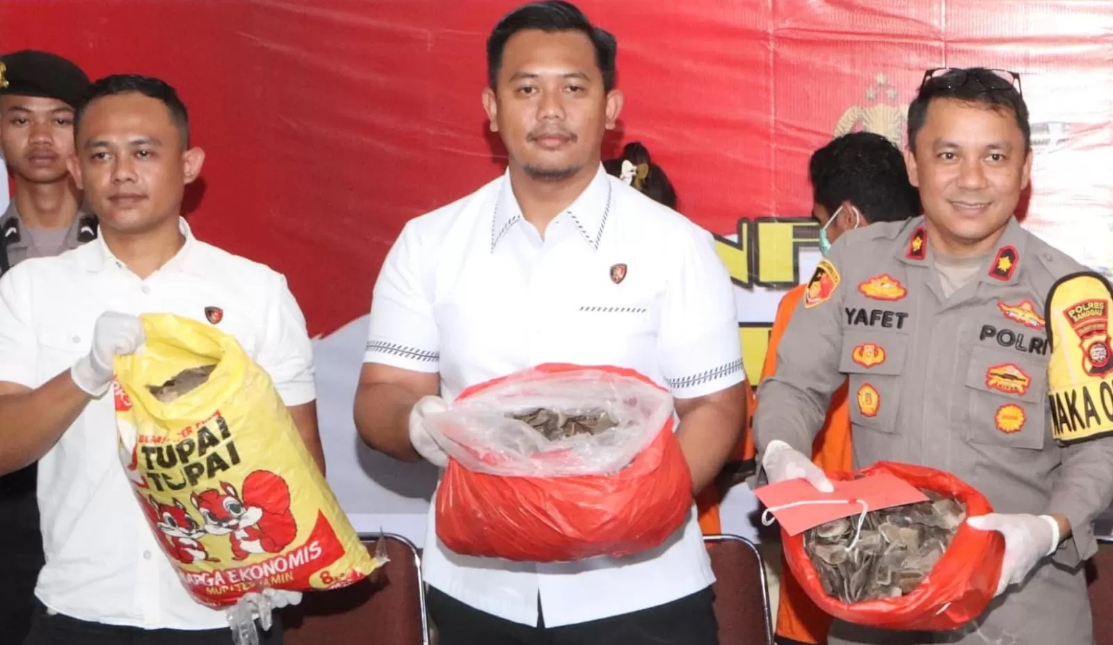 Kasat Reskrim Polres Sanggau saat jumpa pers pengungkapan kasus perniagaan sisik trenggiling di Kabupaten Sanggau