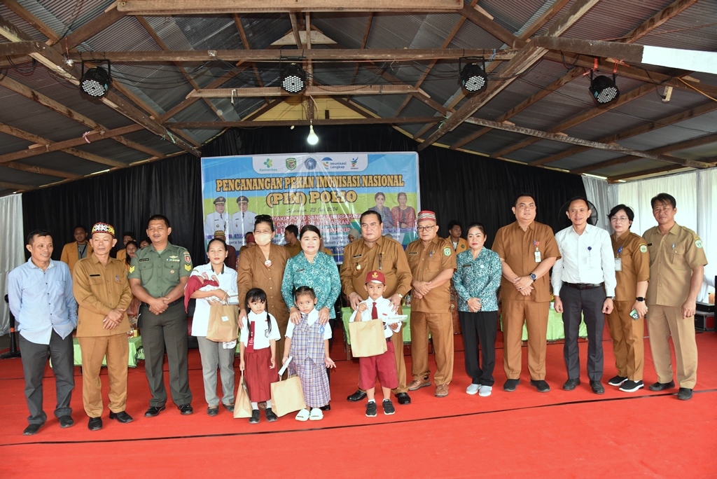 CEGAH: Bupati Kubar FX Yapan saat membuka PIN Polio yang dimulai di Kampung Geleo Asa, Kecamatan Barong Tongkok, Rabu (24/7).