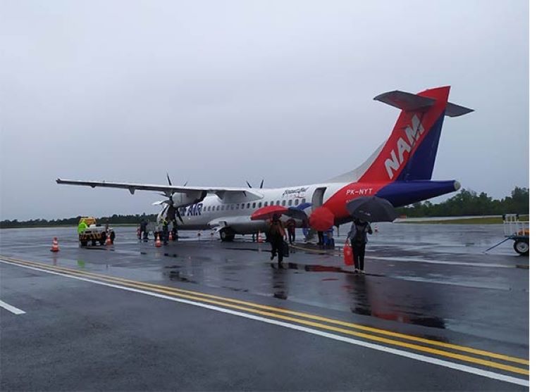 MENDARAT: Maskapai Nam Air saat mendarat di Bandara Iskandar Pangkalan Bun. (DOK/RADAR SAMPIT)