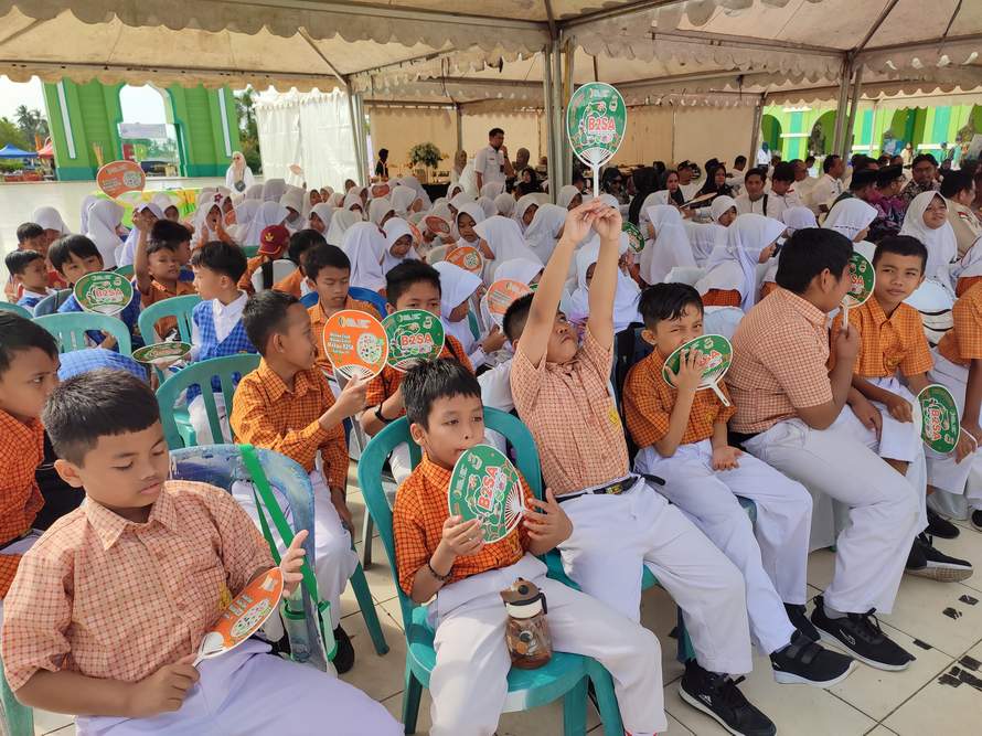MAKAN SEHAT: Ribuan pelajar di Kecamatan Tanah Grogot diberikan pemahaman tentang makanan B2SA oleh Badan Pangan Nasional, Rabu (24/7).