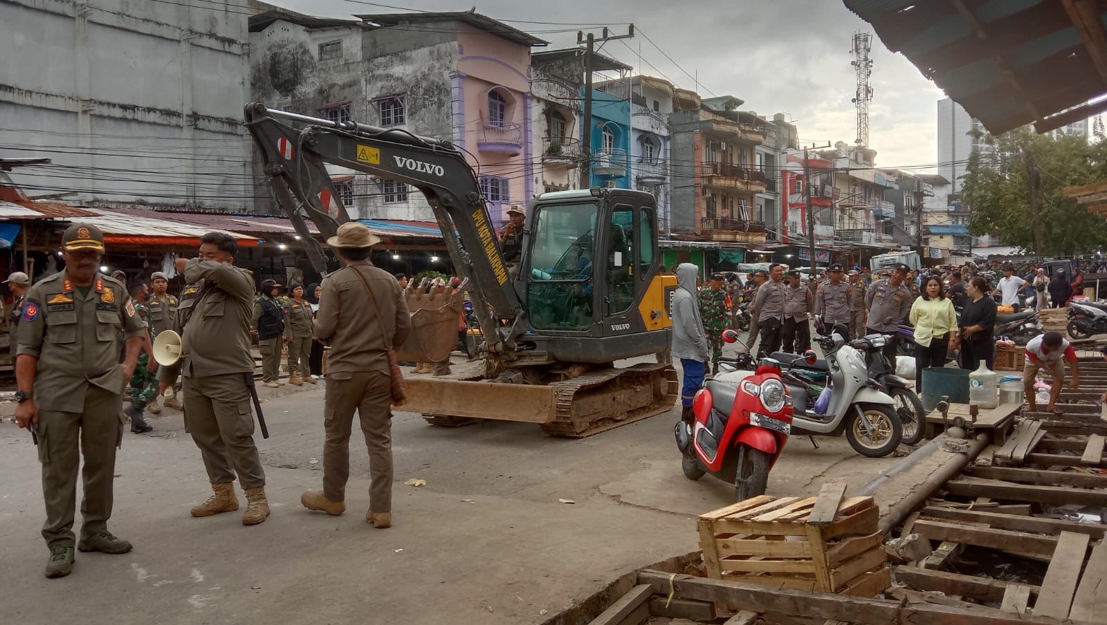 Suasana penertiban PKL di Pasar Pandansari Kamis (25/7/2024) kemarin. Selanjutkan puluhan personel akan disiagakan selama 6 bulan ke depan untuk pengawasan.  (Foto : Erik Alfian/Prokal.co)