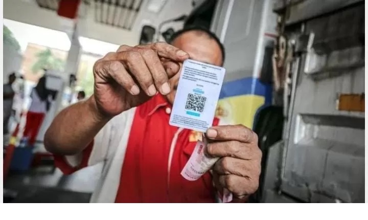 JATAH PERTALIT: Untuk bisa membeli BBM jenis pertalite, warga harus mendapatkan barkode dari Pertamina.