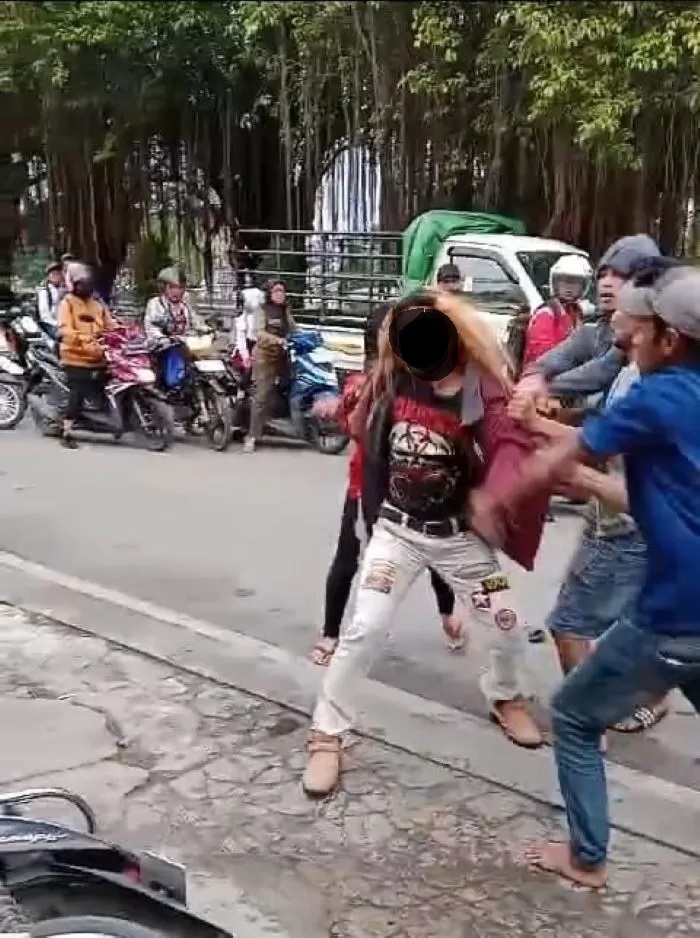MENGAMUK. Sun mengamuk sembari membawa sajam di depan toko sembako di Jalan Jelawat, Kelurahan Sidomulyo, Kecamatan Samarinda Ilir. (kis)