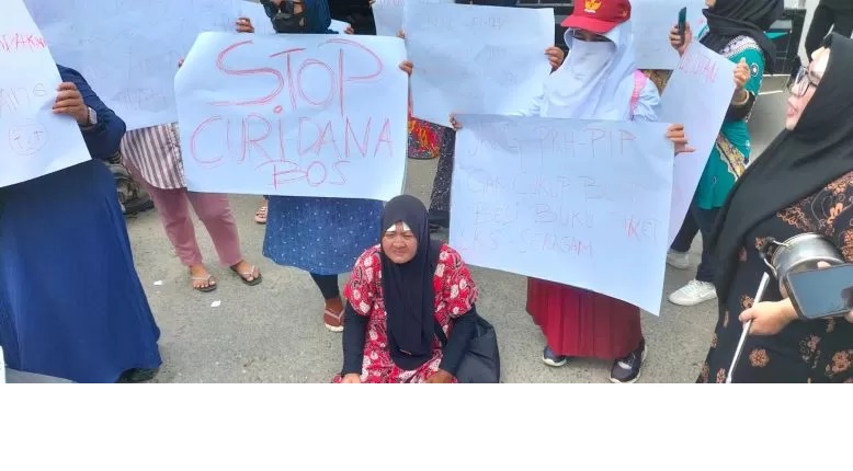 MINTA KEADILAN. Ibu-ibu dengan mengenakan daster yang mengatasnamakan dirinya Emak-emak Peduli Pendidikan menyampaikan aspirasi mereka di depan Kantor Gubernur Kaltim, (24/7).