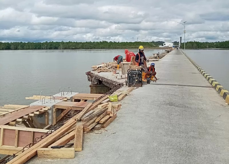FASILITAS: Pembangunan untuk pelebaran jalan masuk ke Pelabuhan Sungai Nyamuk tahun 2024.
