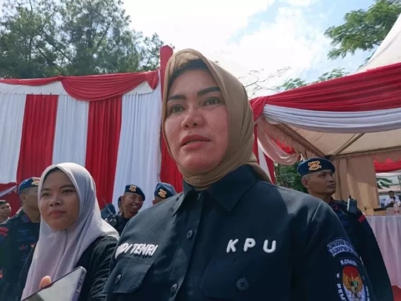 KETERANGAN: Ketua KPU Kalsel Andy Tenry Sompa saat memberikan keterangan usai Simulasi Sispamkota Operasi Mantap Praja Intan di Lapangan Dr Murdjani. (Foto: Sheila Farazela/Radar Banjarmasin)