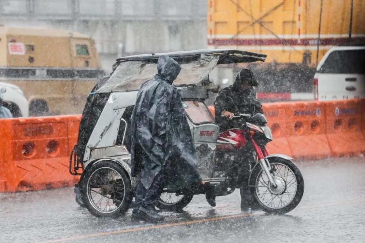 Seorang petugas lalu lintas mengamati lalu lintas di tengah hujan lebat yang dibawa topan Gaemi di Quezon City, Filipina, pada 22 Juli 2024. (Xinhua/Rouelle Umali/tm)