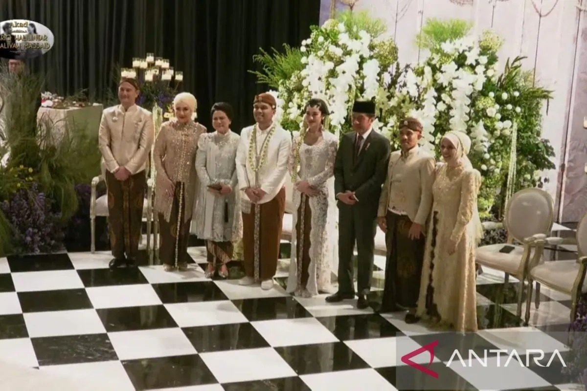 Tangkapan layar siaran saluran YouTube Thariq Halilintar yang menunjukkan Presiden Joko Widodo (Jokowi) dan Ibu Iriana berfoto bersama keluarga mempelai.
