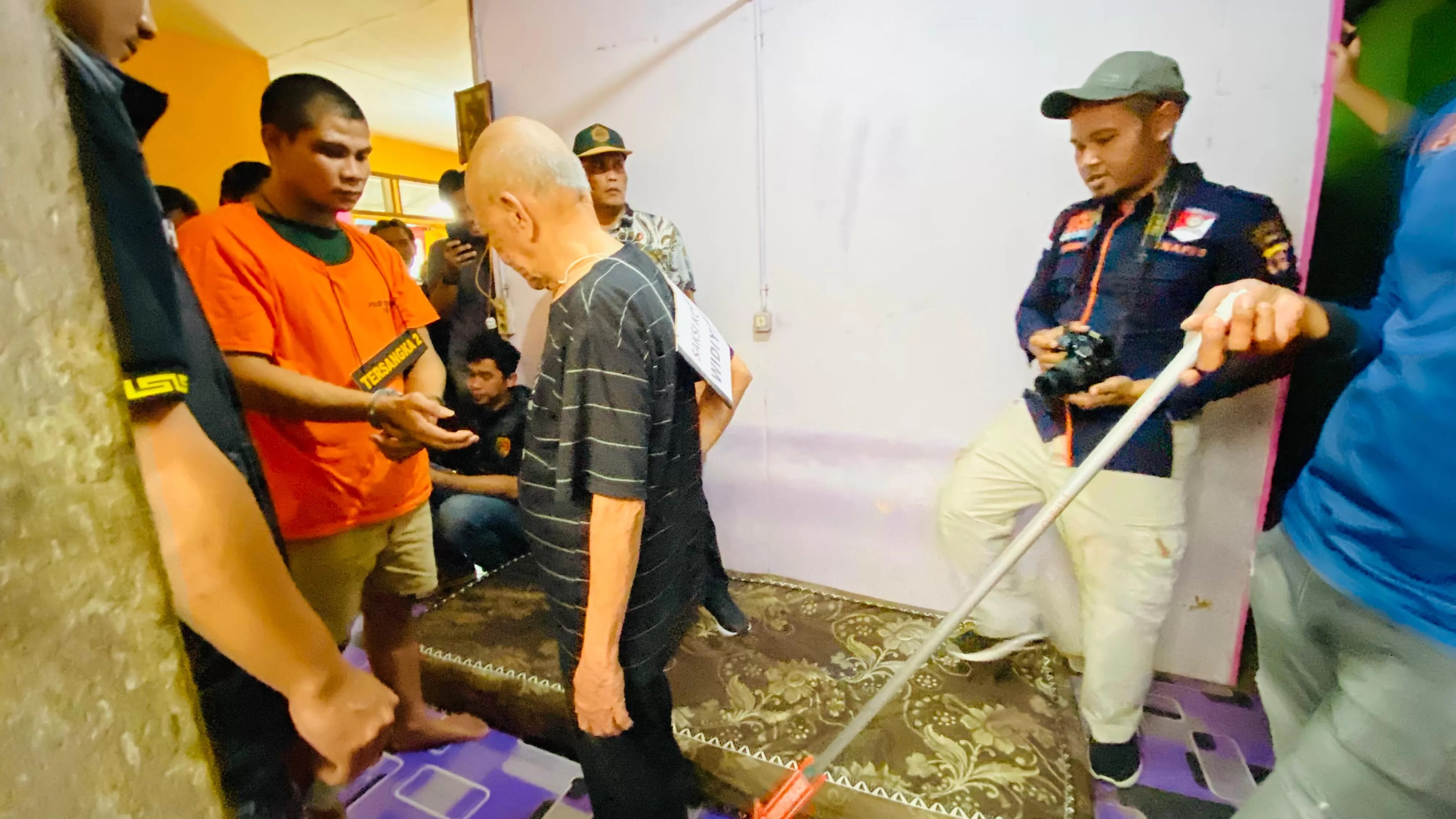 ADEGAN: Rekonstruksi kasus perencanaan pembunuhan terhadap Wiyono digelar, Kamis (25/7). (FOTO: RAMA)