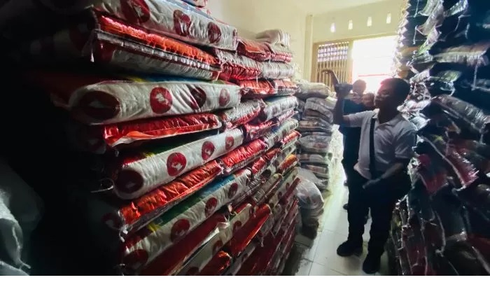 DIKELABUI. Agen beras di Pasar Segiri menjadi sasaran pencuri dengan modus nota hilang. (OKE/SAPOS)