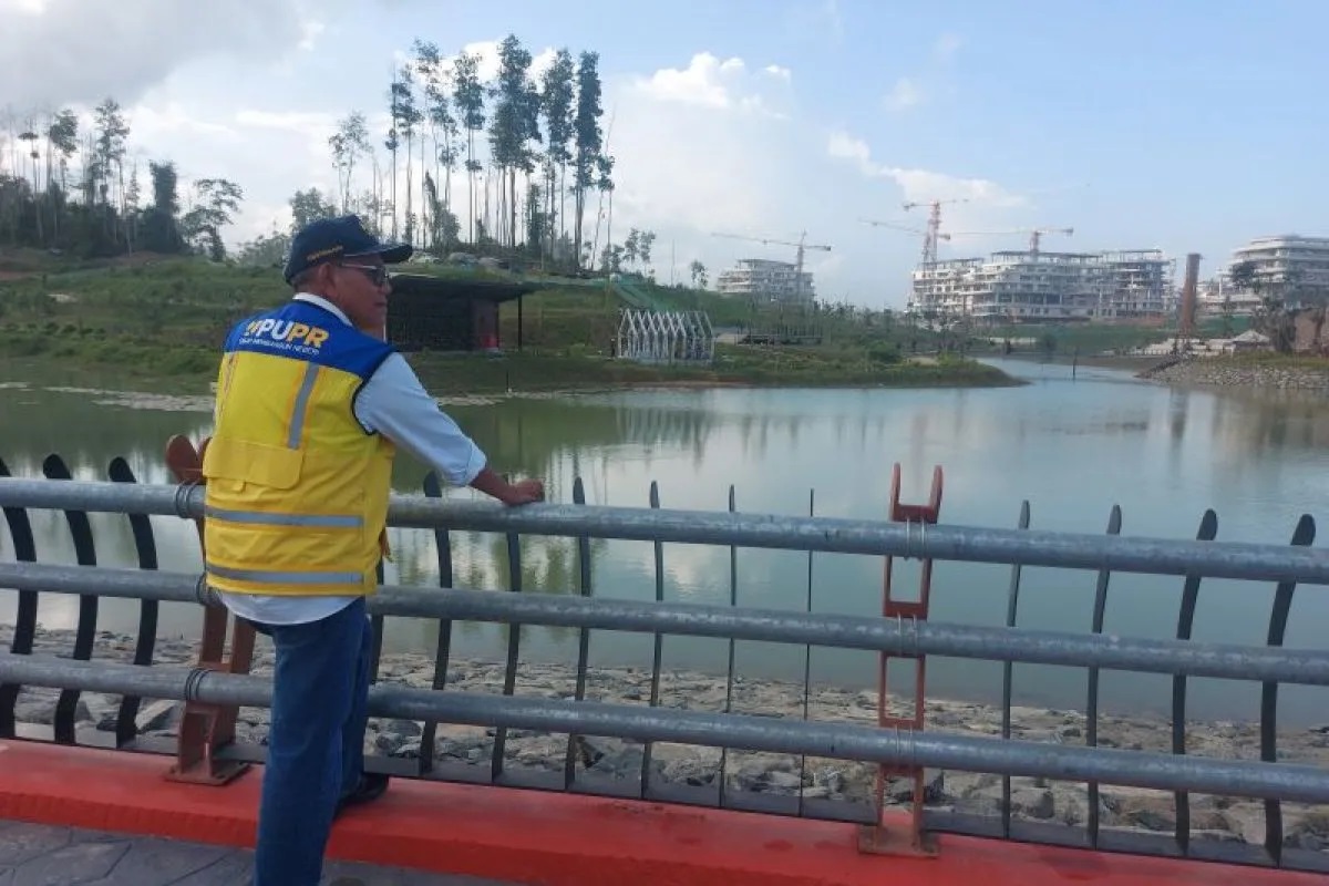 Ketua Satgas Pelaksanaan Pembangunan Infrastruktur IKN Danis H. Sumadilaga saat meninjau area Embung A di kawasan Ibu Kota Nusantara (IKN), Kalimantan Timur, Sabtu (27/7/2024). (ANTARA/Andi Firdaus)