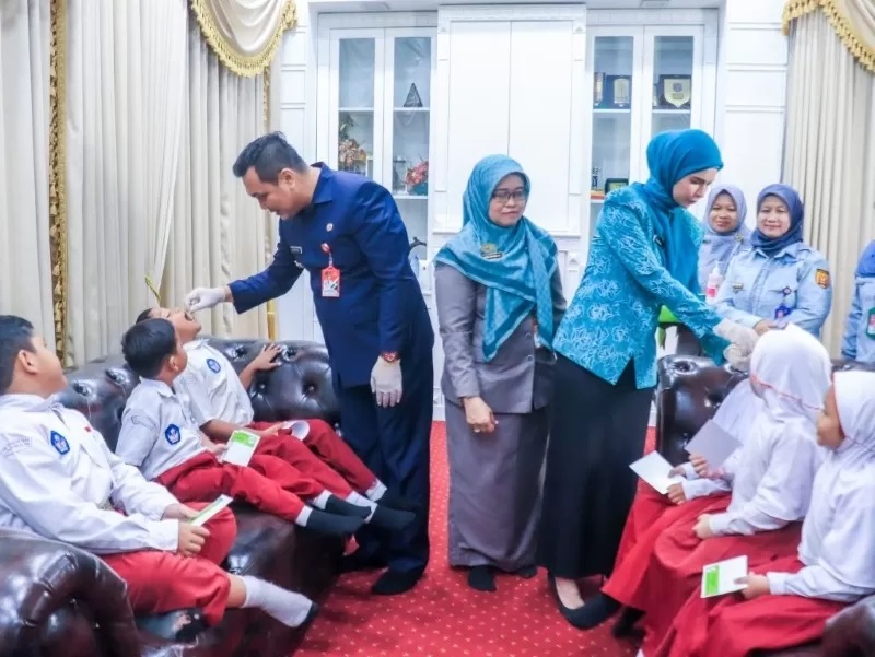 STUNTING: Wali Kota Banjarbaru HM Aditya Mufti Arifin saat meneteskan vaksin polio kepada anak-anak. Banjarbaru menjadi daerah dengan angka stunting paling rendah. (FOTO: MC BANJARBARU UNTUK RADAR BAN